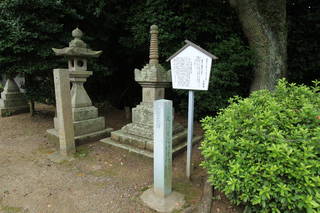 亀居八幡神社の宝篋印塔の写真