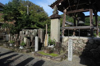 平岡頼資の墓(専養寺)写真