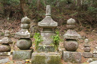 西方寺石造宝塔の写真