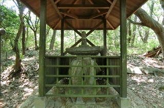 真鍋島の石造宝塔の写真