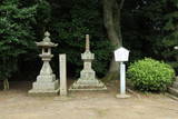 亀居八幡神社の宝篋印塔の写真