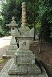 亀居八幡神社の宝篋印塔の写真