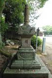 亀居八幡神社の宝篋印塔の写真