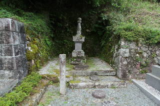 柏原藩織田信勝の墓(成徳寺)写真