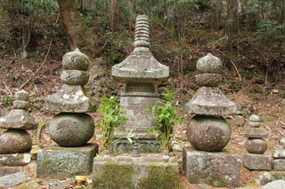 西方寺石造宝塔写真