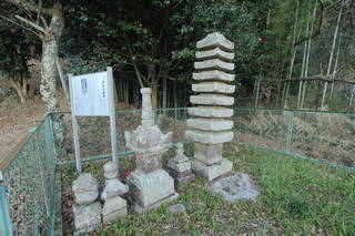 城山の石造九重塔の写真